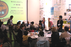 東京大学の学生が科学の楽しさを地域住民に伝える教育プログラム「サイエンスカフェat柏の葉」