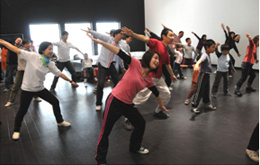 地域住民の健康と交流の促進を目的とした柏の葉オリジナル体操「はっぱっぱ体操」の講習会