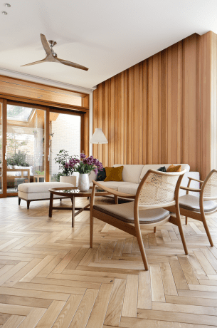 ヘリンボーン貼りの床やレッドシダーの無垢壁