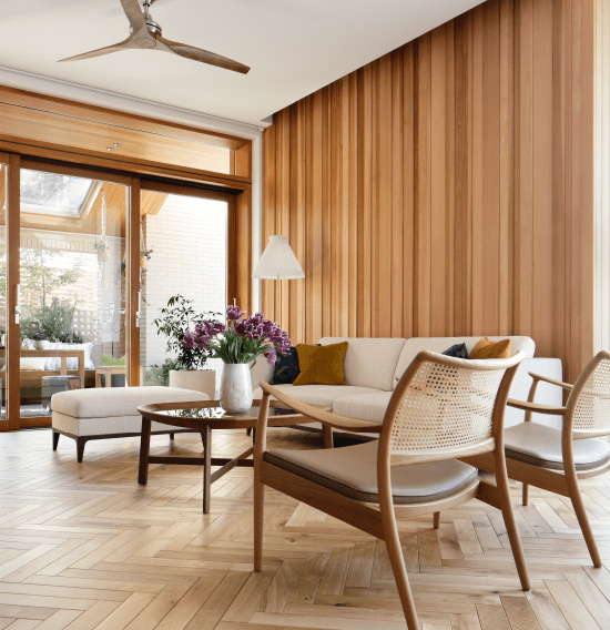 ヘリンボーン貼りの床やレッドシダーの無垢壁