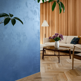 ヘリンボーン貼りの床やレッドシダーの無垢壁