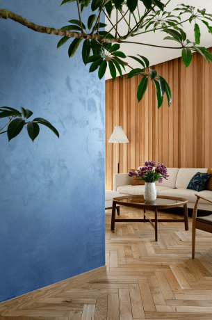 ヘリンボーン貼りの床やレッドシダーの無垢壁