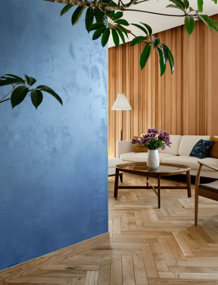 ヘリンボーン貼りの床やレッドシダーの無垢壁