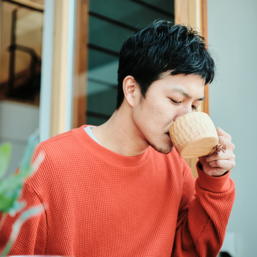 コーヒーを飲む半田さん