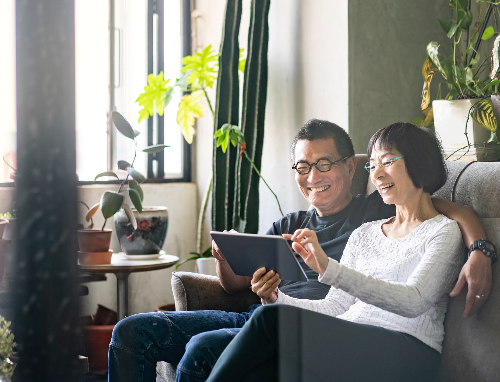 夫婦で談笑しているイメージ