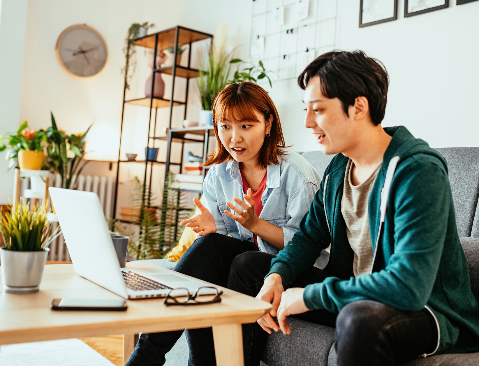 カップルで談笑しているイメージ