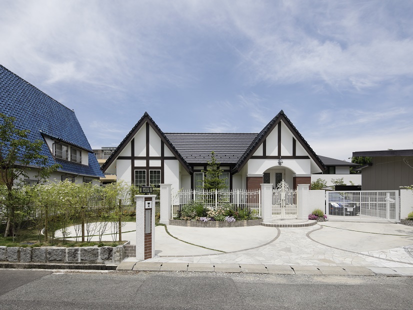 三角屋根がランドマークの平屋の家 建築実例 戸建住宅 公式 三井ホーム 注文住宅 賃貸 土地活用 医院 施設建築 リフォーム