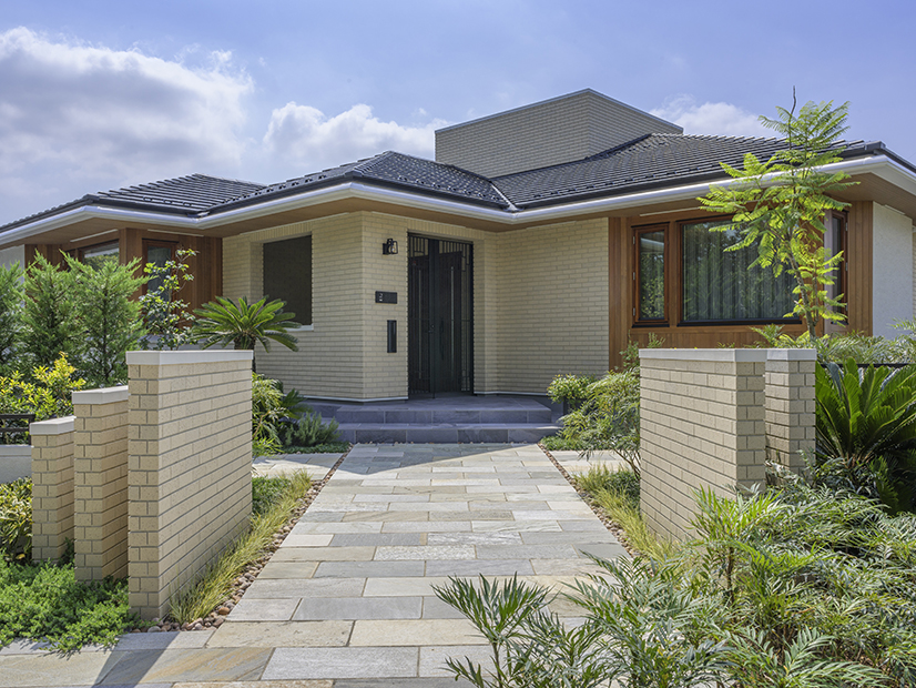 大地に翼を広げるように佇む おおらかな平屋の家 建築実例 戸建住宅 公式 三井ホーム 注文住宅 賃貸 土地活用 医院 施設建築 リフォーム