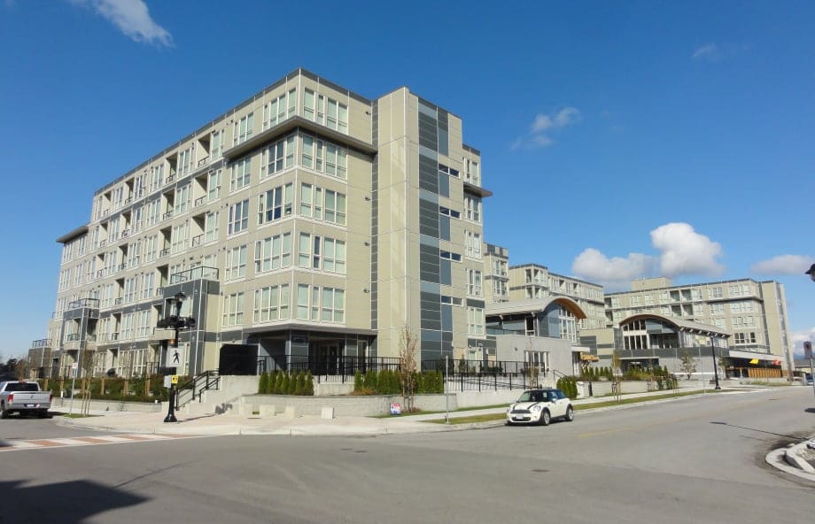 カナダ／集合住宅／2012年竣工／6階建／延床面積約18,215m²／パネル施工