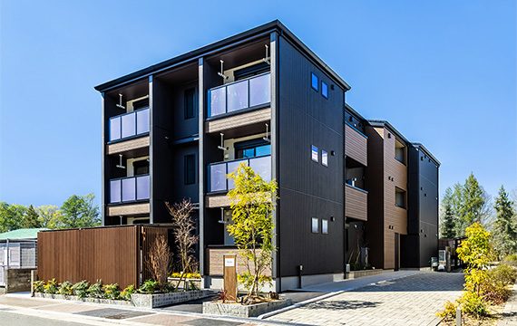 建築地：大阪府茨木市／階数：3階建て（木造枠組み壁工法）／延床面積：597.78㎡／建物用途：賃貸マンション