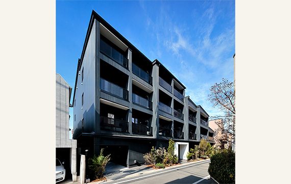 建築地：東京都目黒区／階数：地下1階：RC造、地上1～4階：枠組壁工法／延床面積：1491.01㎡／建物用途：賃貸マンション