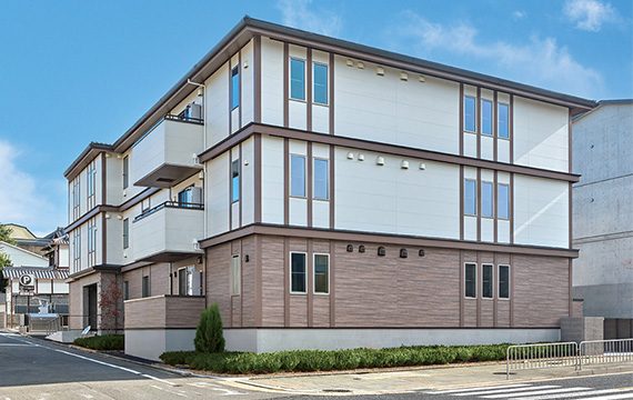 建築地：京都府京都市／階数：3階建て（木造枠組み壁工法）／延床面積：860.02㎡／建物用途：賃貸マンション