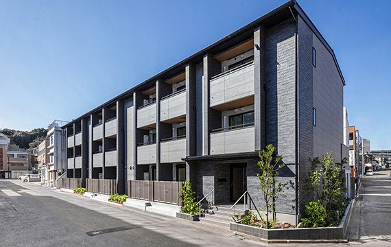建築地：神奈川県横浜市／階数：3階建て（木造枠組み壁工法）／延床面積：995.52㎡／建物用途：寄宿舎（学生寮）