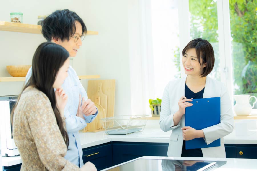 二人と会話する女性スタッフ
