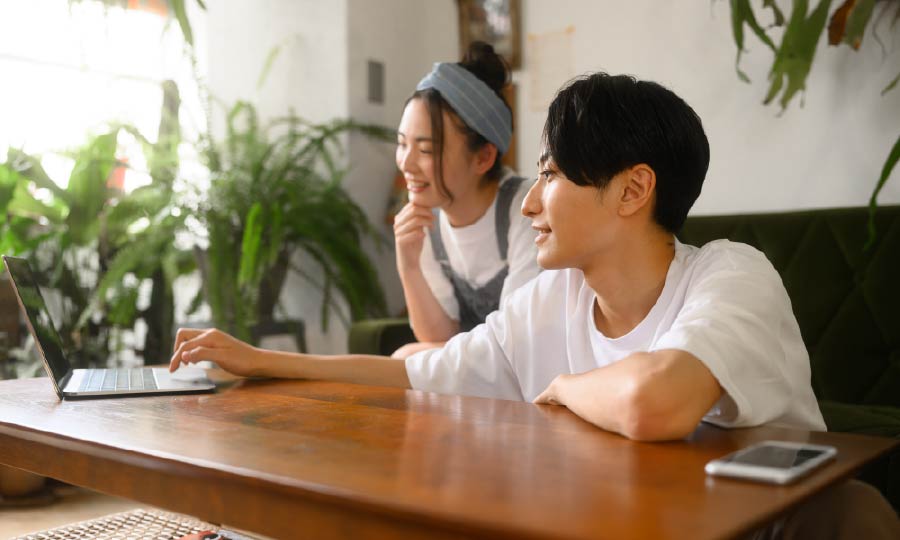パソコンを見ながら話し合う2人