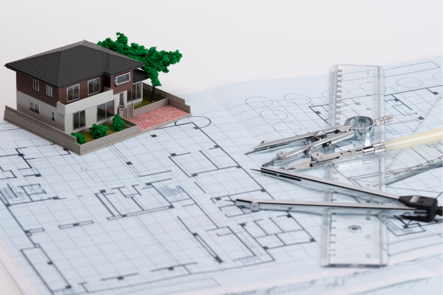 一戸建ての模型と設計図・設計用の文房具