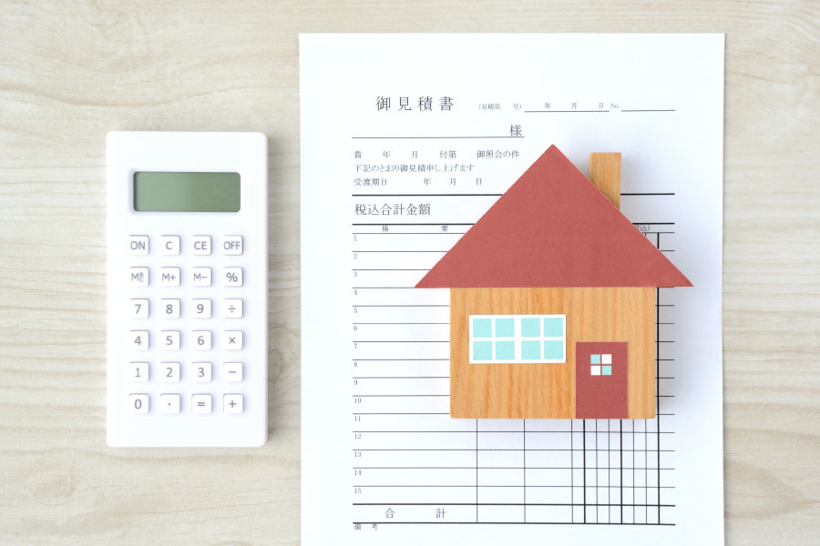 電卓と住宅の見積書