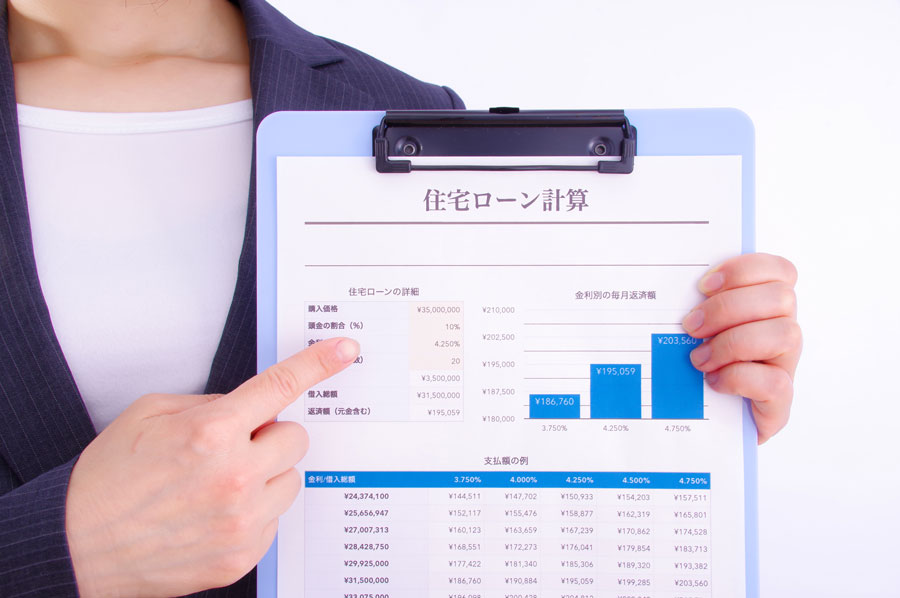 住宅ローン計算書を持つ女性