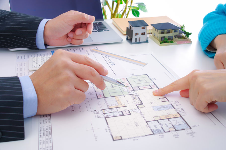 住宅の設計図を見ながら話し合う2人の手元