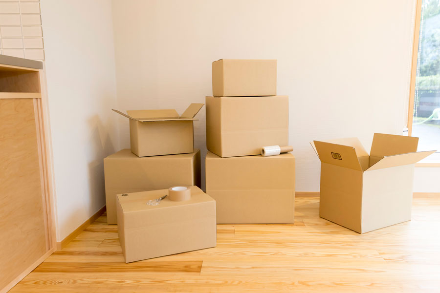 引っ越しで新居に積まれたダンボール