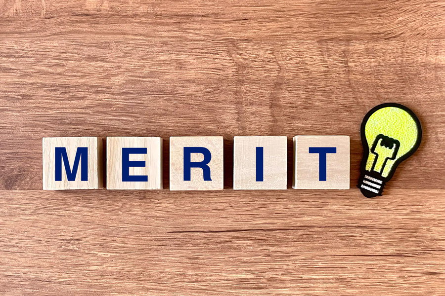 「MERIT」の英文字が一つずつ書かれたウッドブロック