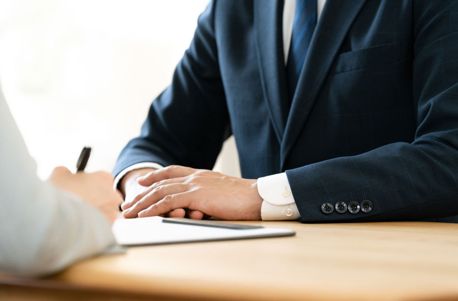 顧客の相談を受ける不動産のビジネスパーソン