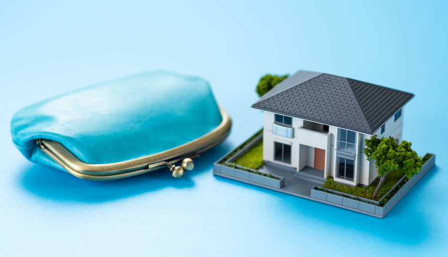 青いがま口財布と家の模型