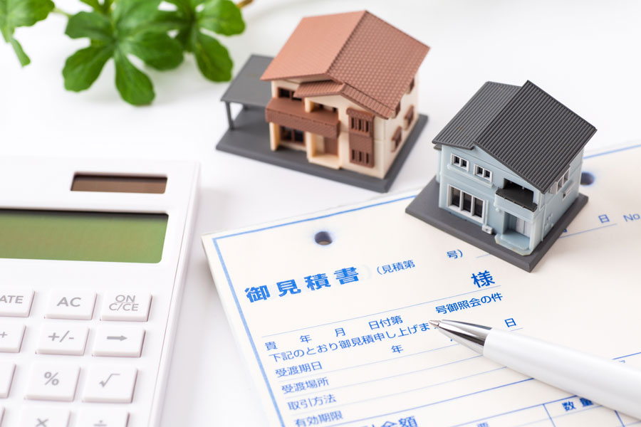 見積書と住宅の模型