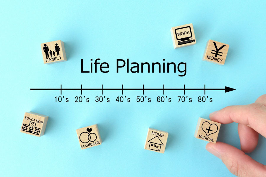 水色の紙に書かれた「Life Planning」の文字とスケール、ライフイベントのブロック