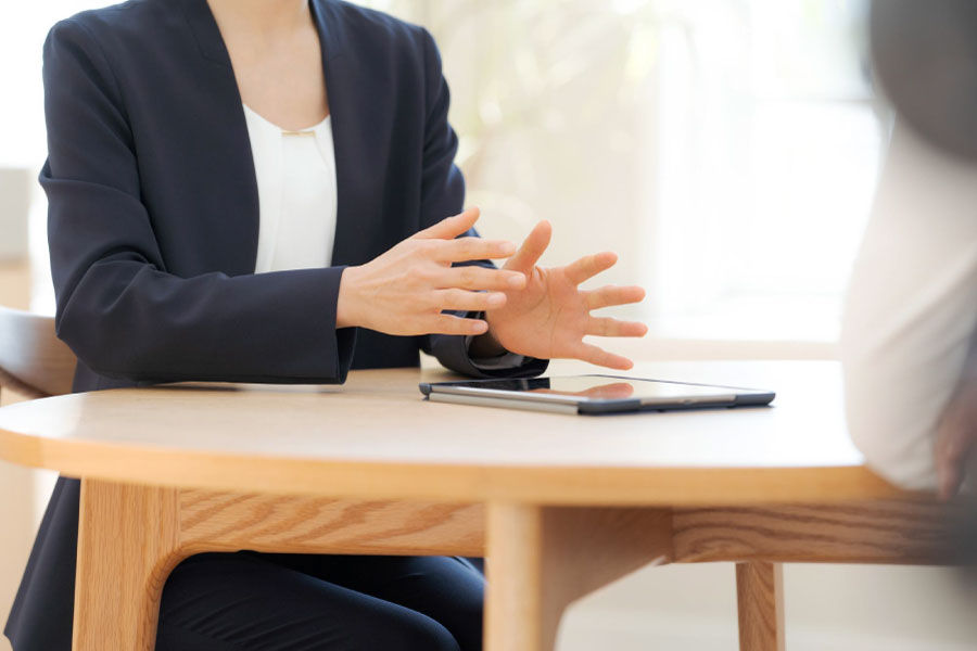 顧客の相談を受けるビジネスパーソン