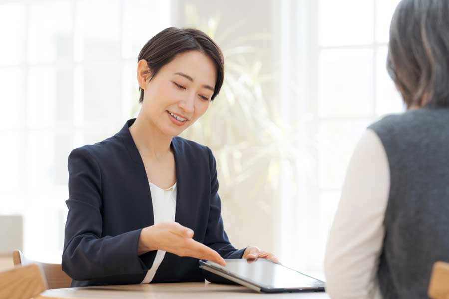 顧客の相談を受けるビジネスパーソン