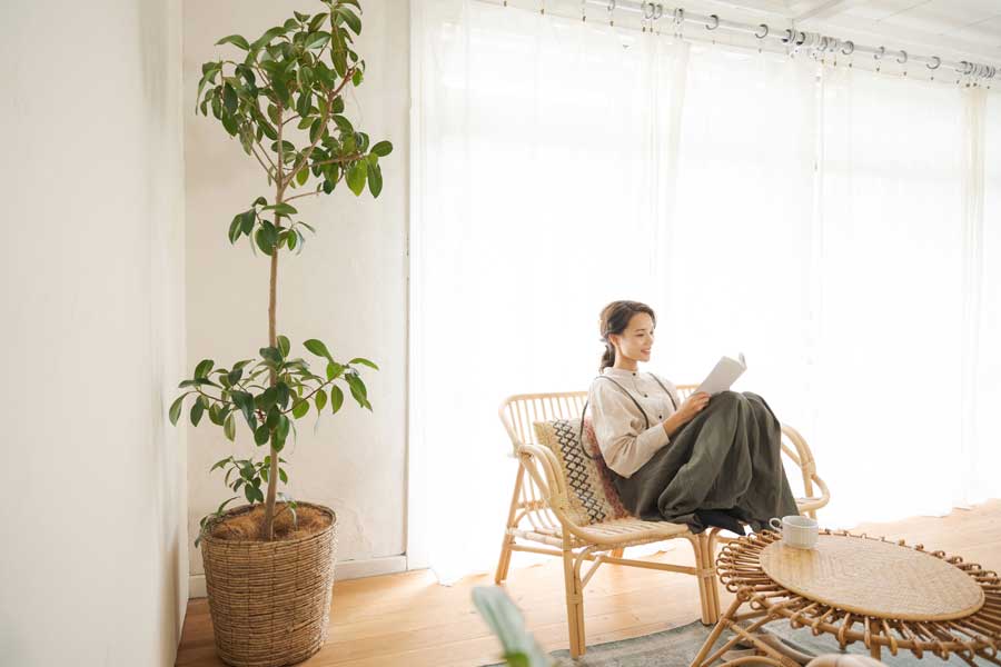 おしゃれなリビングでくつろぐ人