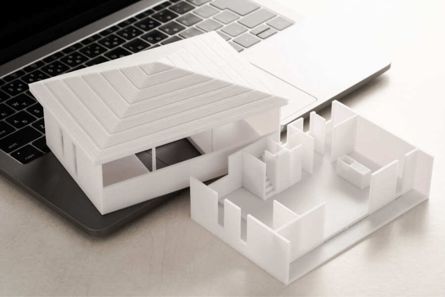 住宅の模型とノートパソコン