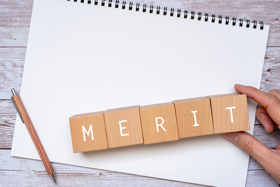 「MERIT」と書かれた5つのウッドブロックと白い画用紙・ペン