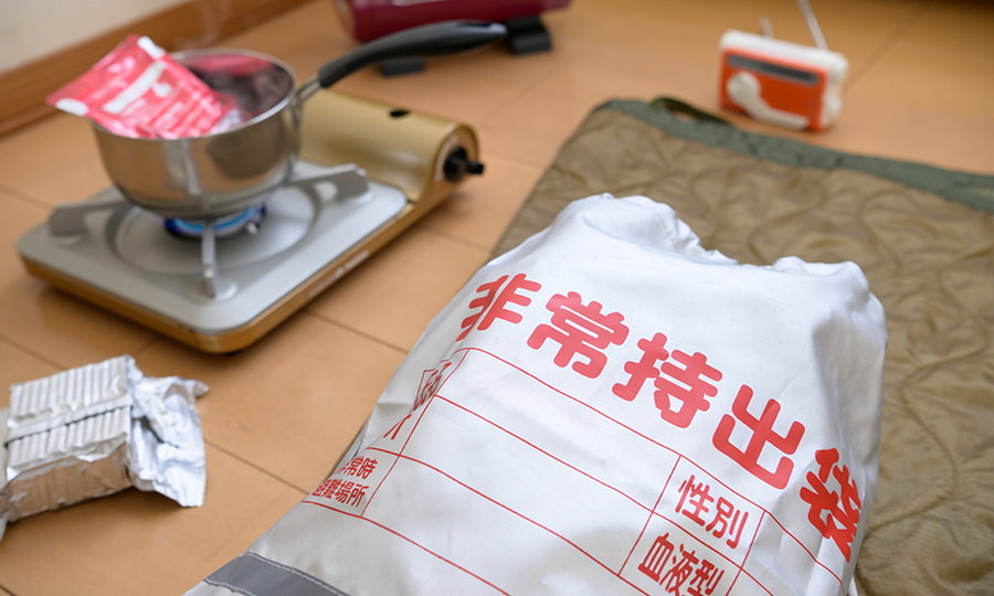 非常用持ち出し袋とカセットコンロ