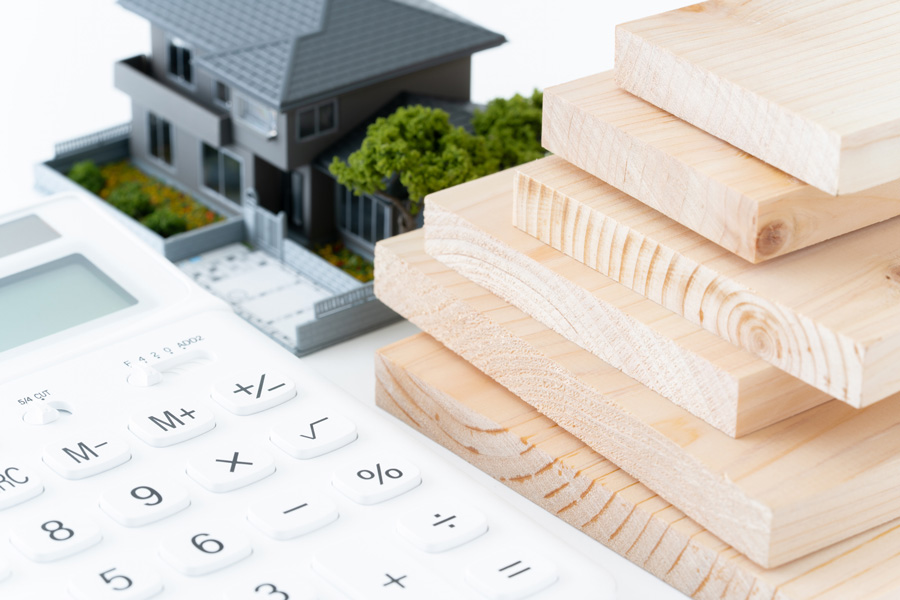 住宅の模型と電卓・木材