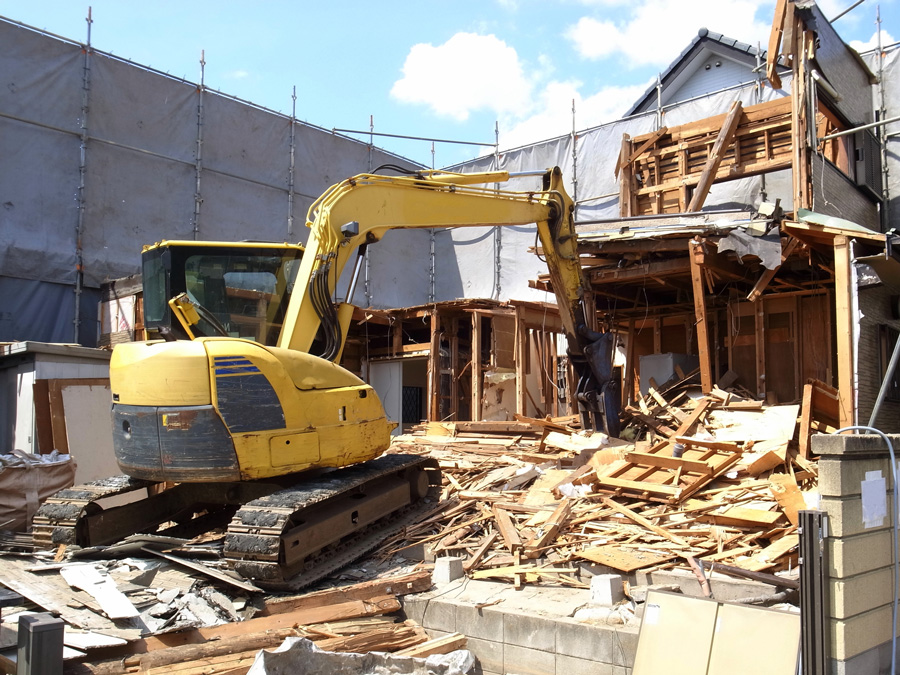 家の解体工事現場