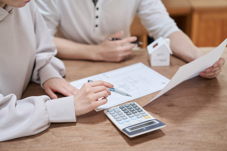 マイホームの資金計画を立てる2人