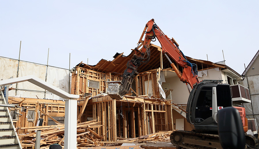 家の解体工事現場