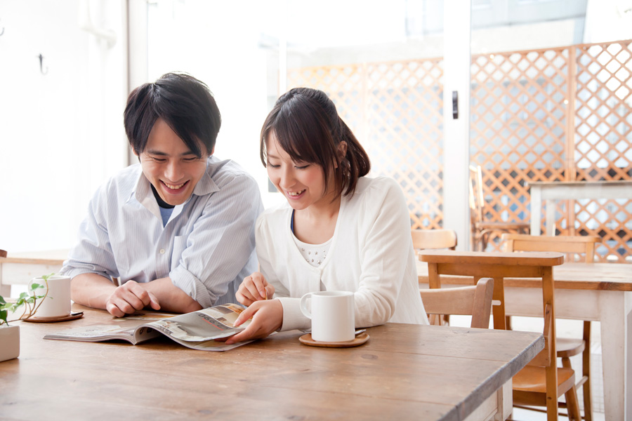 注文住宅のカタログを見て相談する2人
