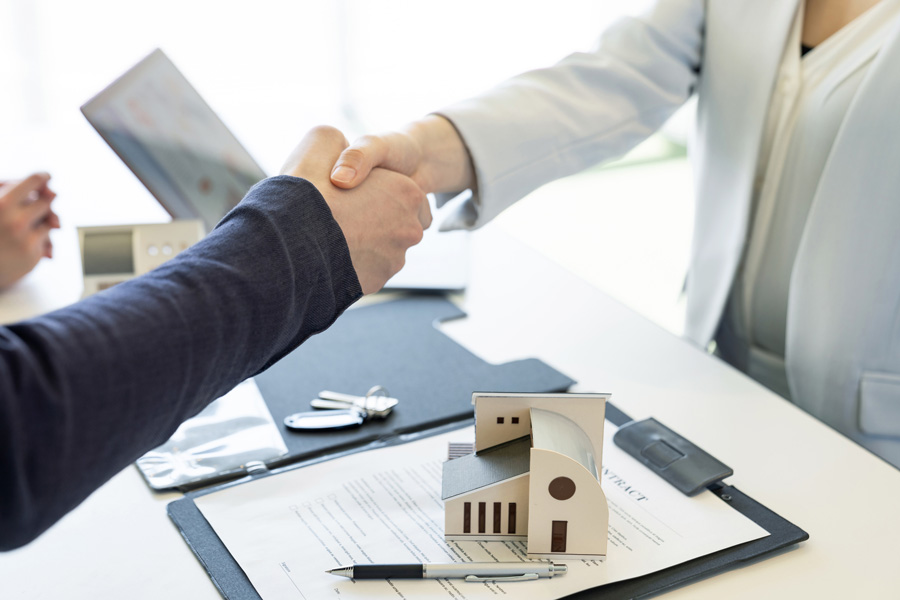 不動産会社と契約を交わす場面