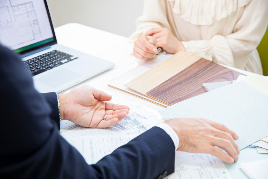 顧客に建材の説明をするビジネスパーソン