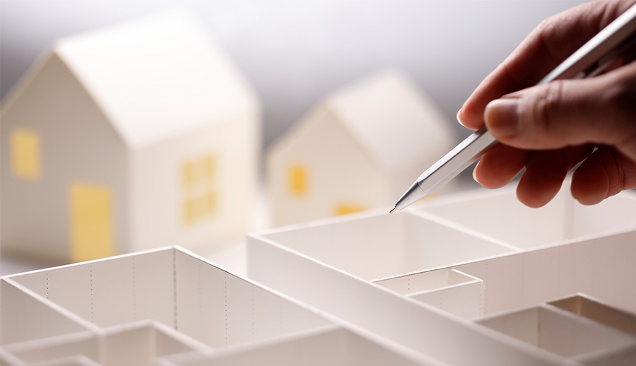 模型を見て注文住宅の間取りを考える人の手