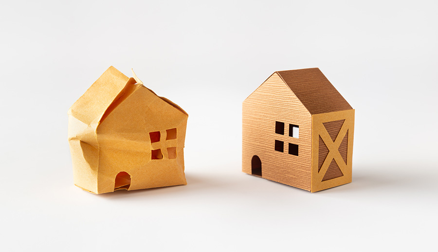 木でできた住宅の模型と工具・耐震のイメージ
