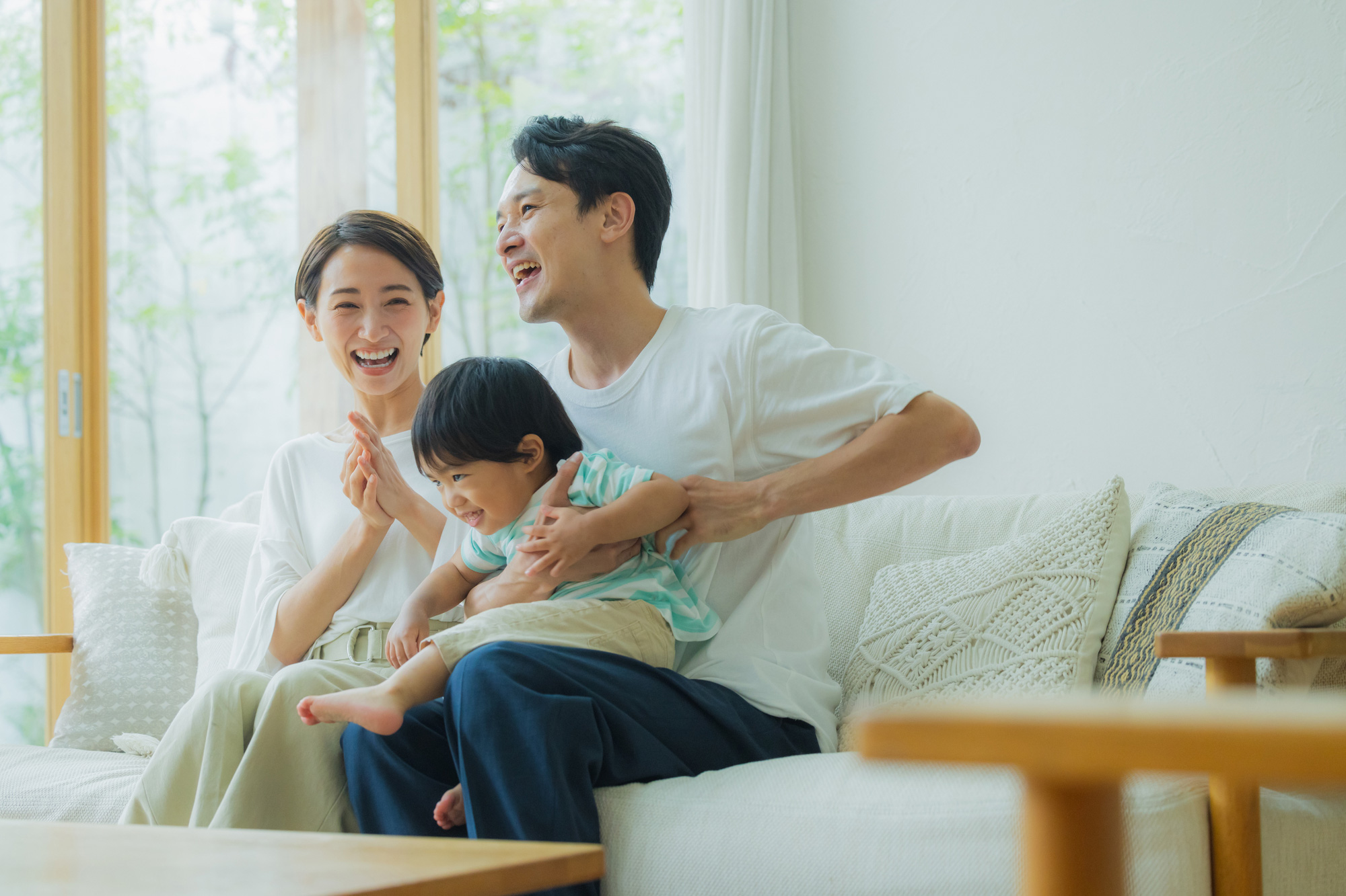 新しい家のリビングで談笑する親子